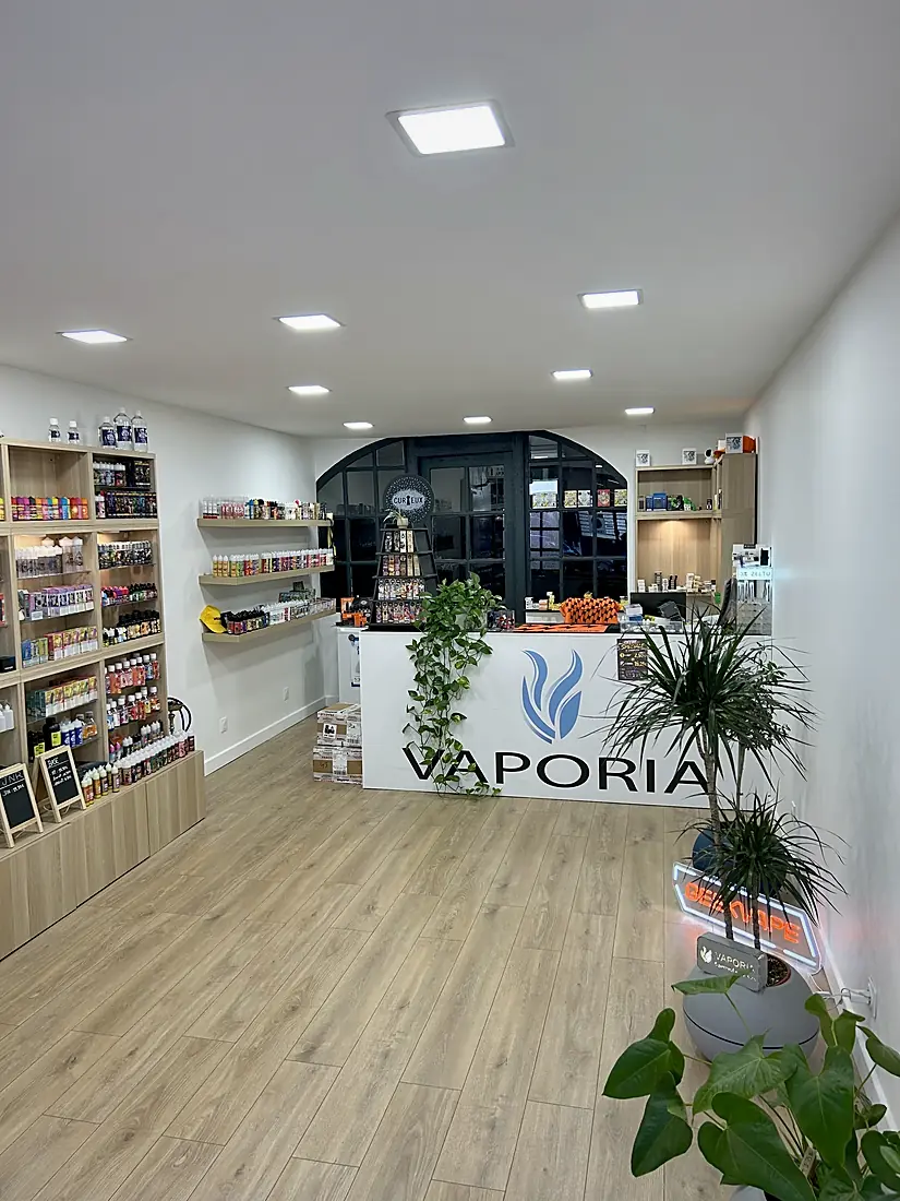 Le comptoir et les rayons de la boutique Vaporia