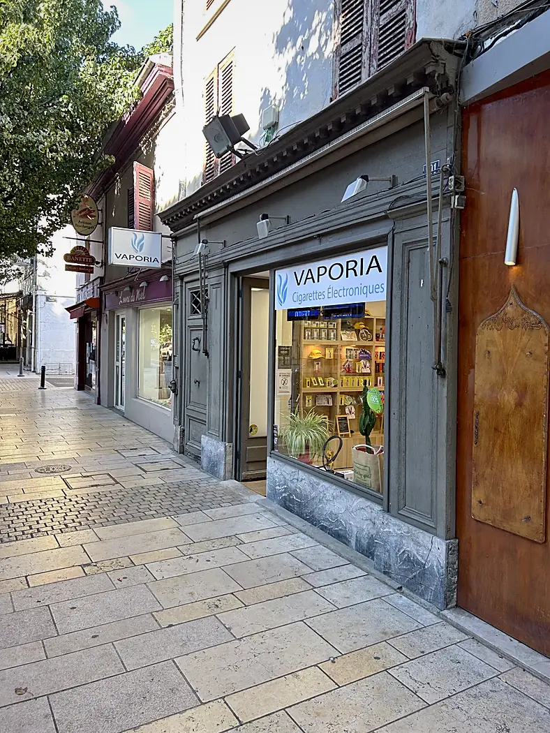 La boutique Vaporia vue depuis la rue Nationale, à Villefranche-sur-Saône